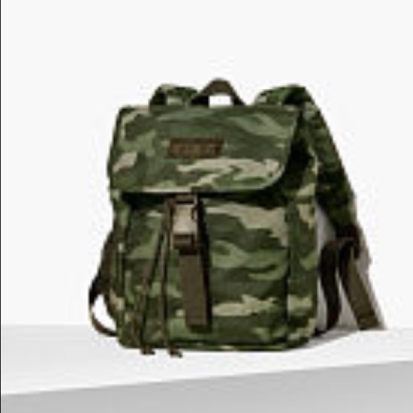 PINK Mini Camo backpack NiP - Picture 1 of 3
